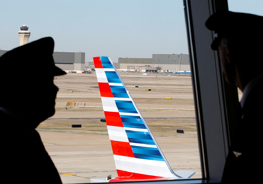 Pilotos de la aerolínea American Airlines entran en huelga