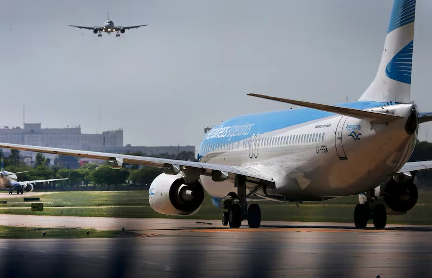 Sindicatos aeronáuticos de Argentina anunciaron un paro de actividades por 24 horas para este miércoles